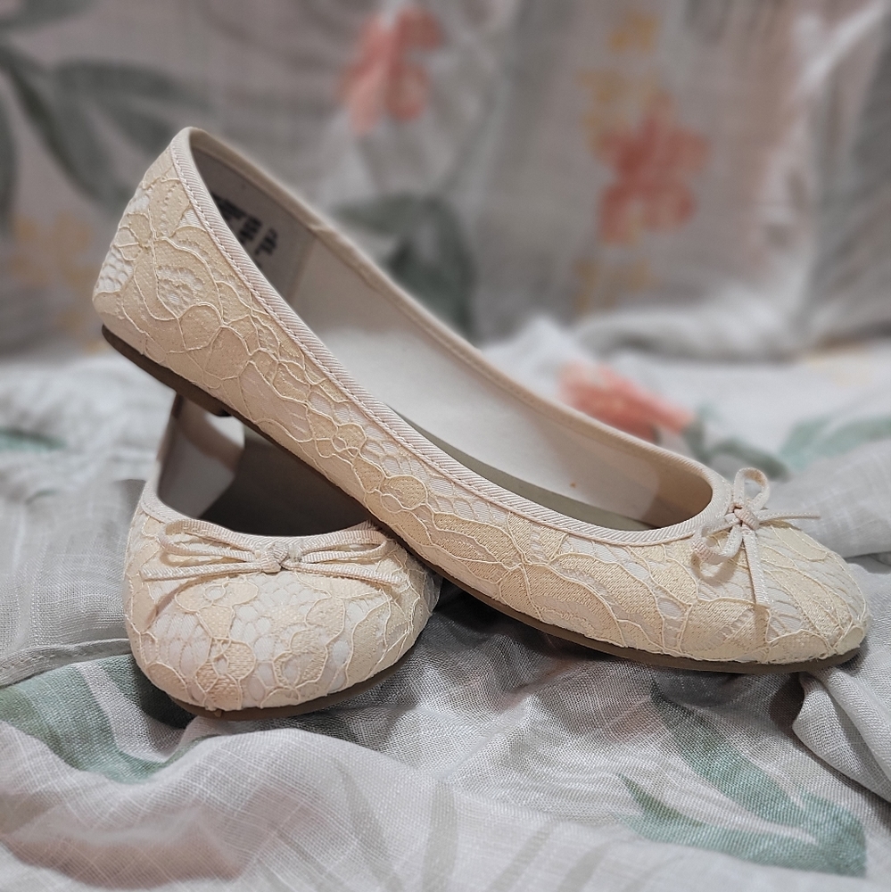 American Eagle -White lace flats size 7.5